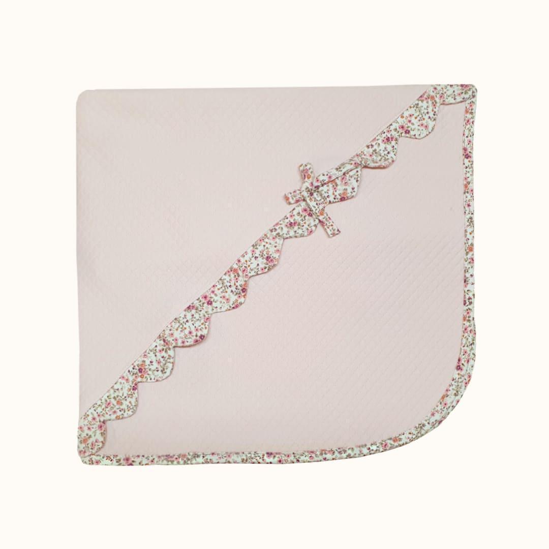 manta de bebé rosa claro com borda floral e laço, ideal para recém-nascidos