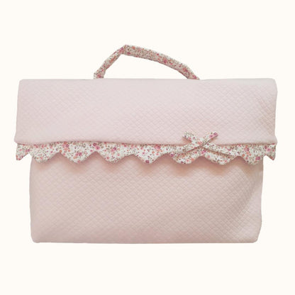 Bolsa de maternidade rosa para bebé com alça e detalhe floral, estilo enxoval delicado.