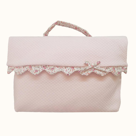Bolsa de maternidade rosa para bebé com alça e detalhe floral, estilo enxoval delicado.