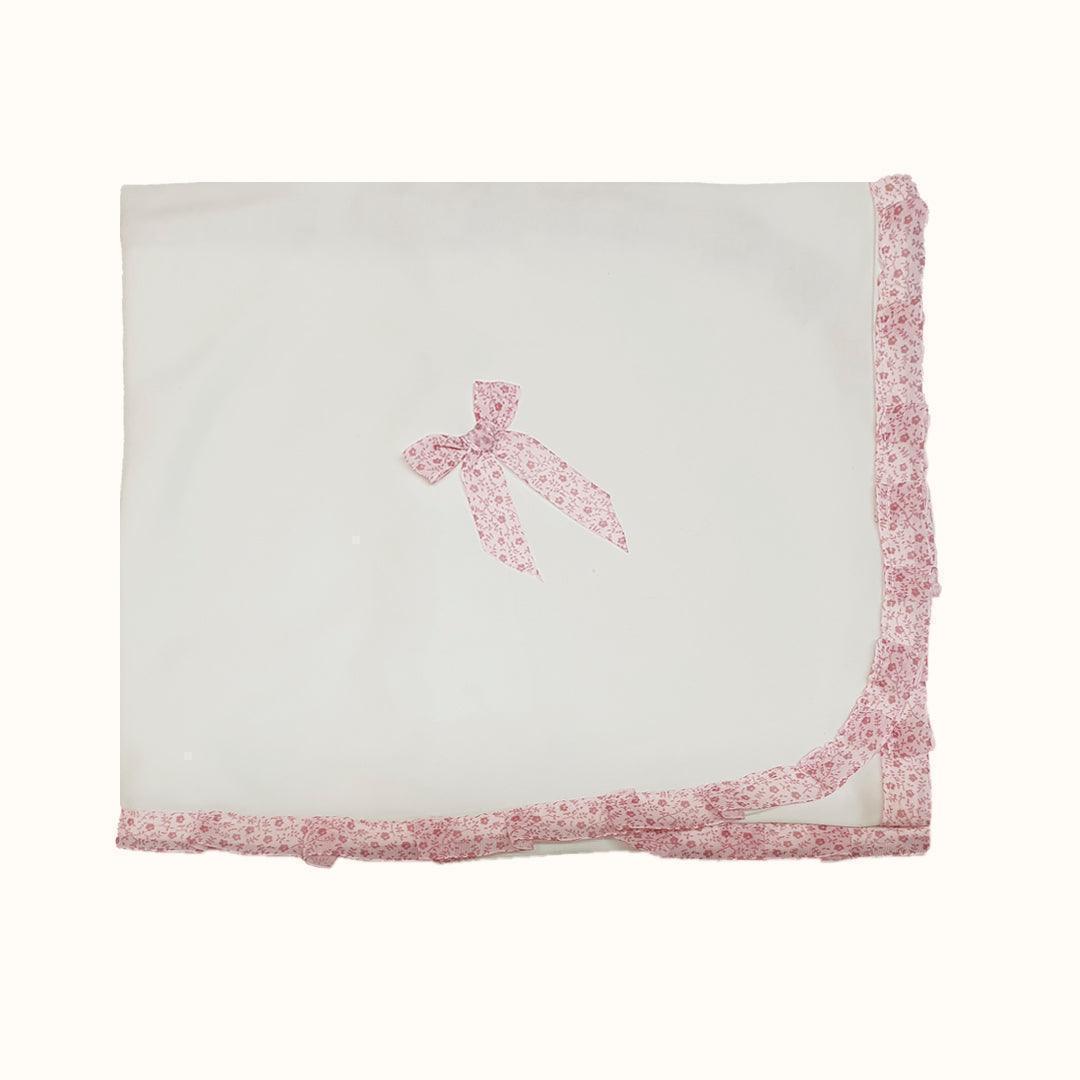 manta de bebê branca com laço rosa e borda floral, enxoval recém-nascido