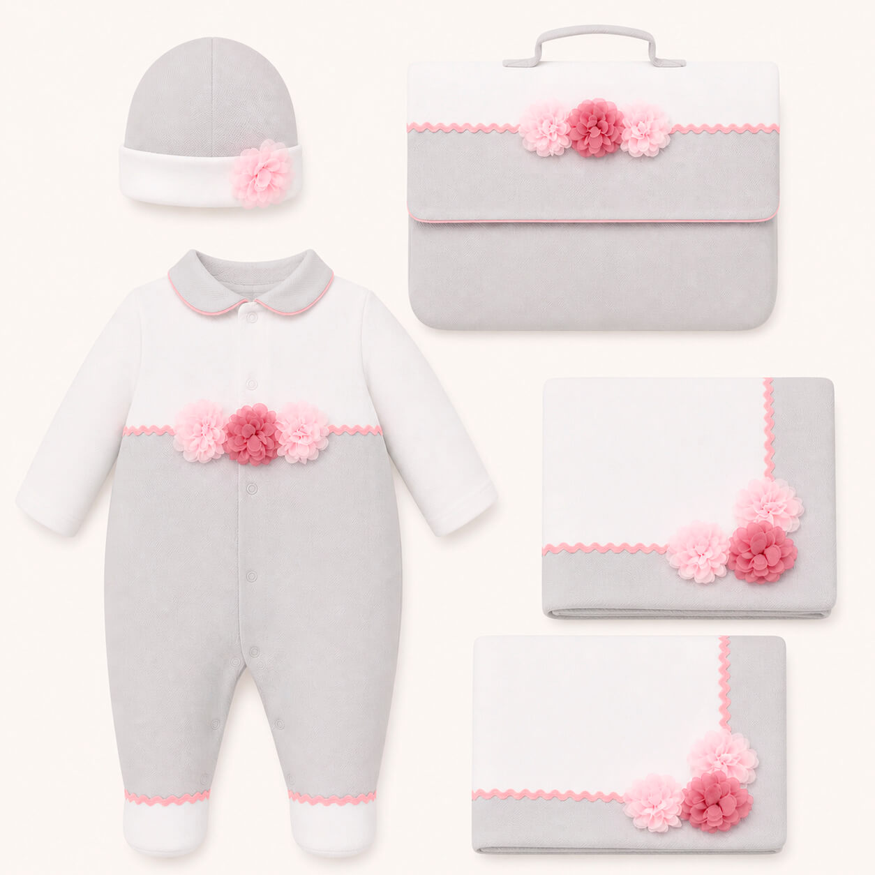 conjunto primeira roupa de bebê em cinza e branco com detalhes de flores rosa, macacão, touca e mantas