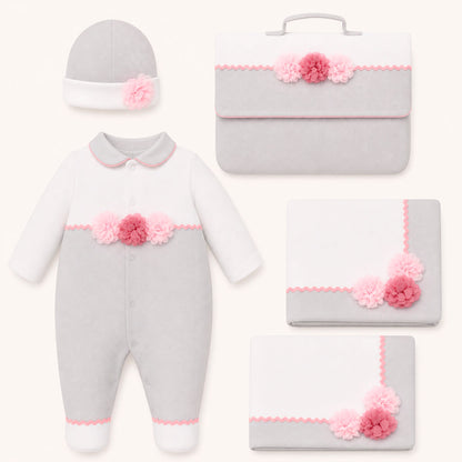 conjunto primeira roupa de bebê em cinza e branco com detalhes de flores rosa, macacão, touca e mantas