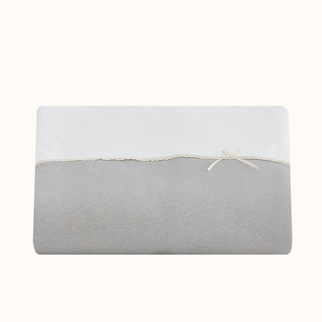 Manta de bebé cinza com detalhe de lacinho e bordado, ideal para enxoval de recém-nascido.