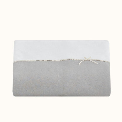 Manta de bebé cinza com detalhe de lacinho e bordado, ideal para enxoval de recém-nascido.