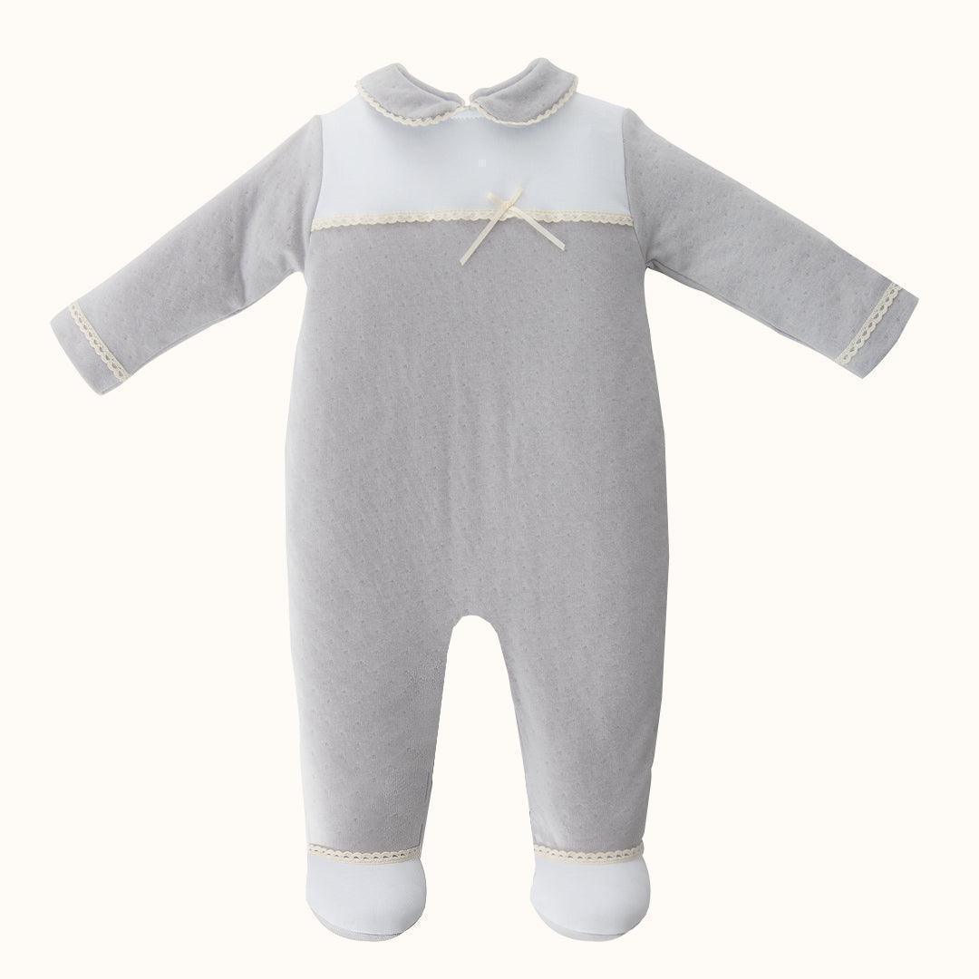 macacão de bebê cinza com gola, laço delicado e detalhes em renda, roupa confortável para recém-nascido