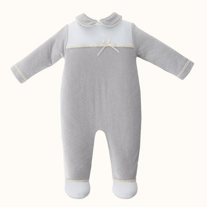 macacão de bebê cinza com gola, laço delicado e detalhes em renda, roupa confortável para recém-nascido