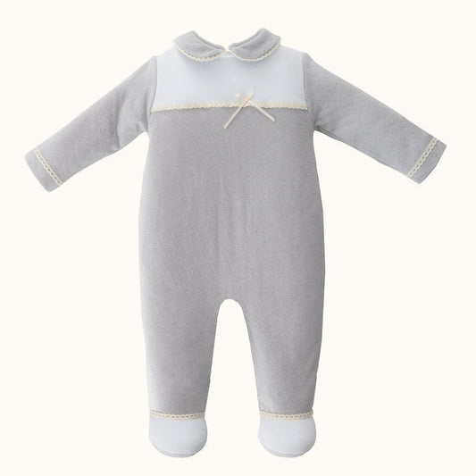 macacão de bebê cinza com gola, laço delicado e detalhes em renda, roupa confortável para recém-nascido