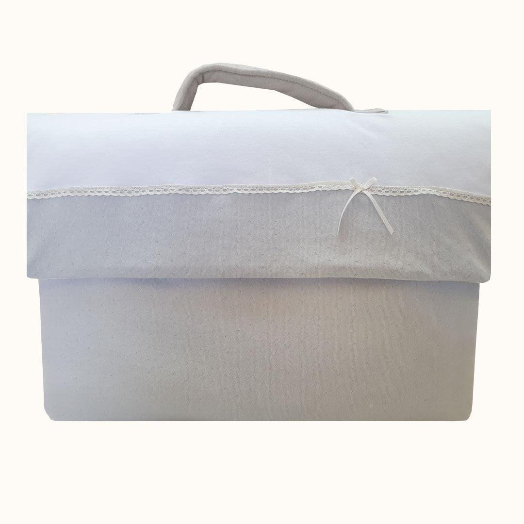 Mala enxoval de bebé cinza com detalhe em laço e renda, ideal para maternidade.