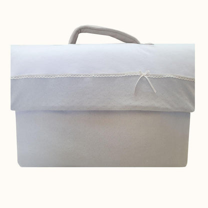 Mala enxoval de bebé cinza com detalhe em laço e renda, ideal para maternidade.