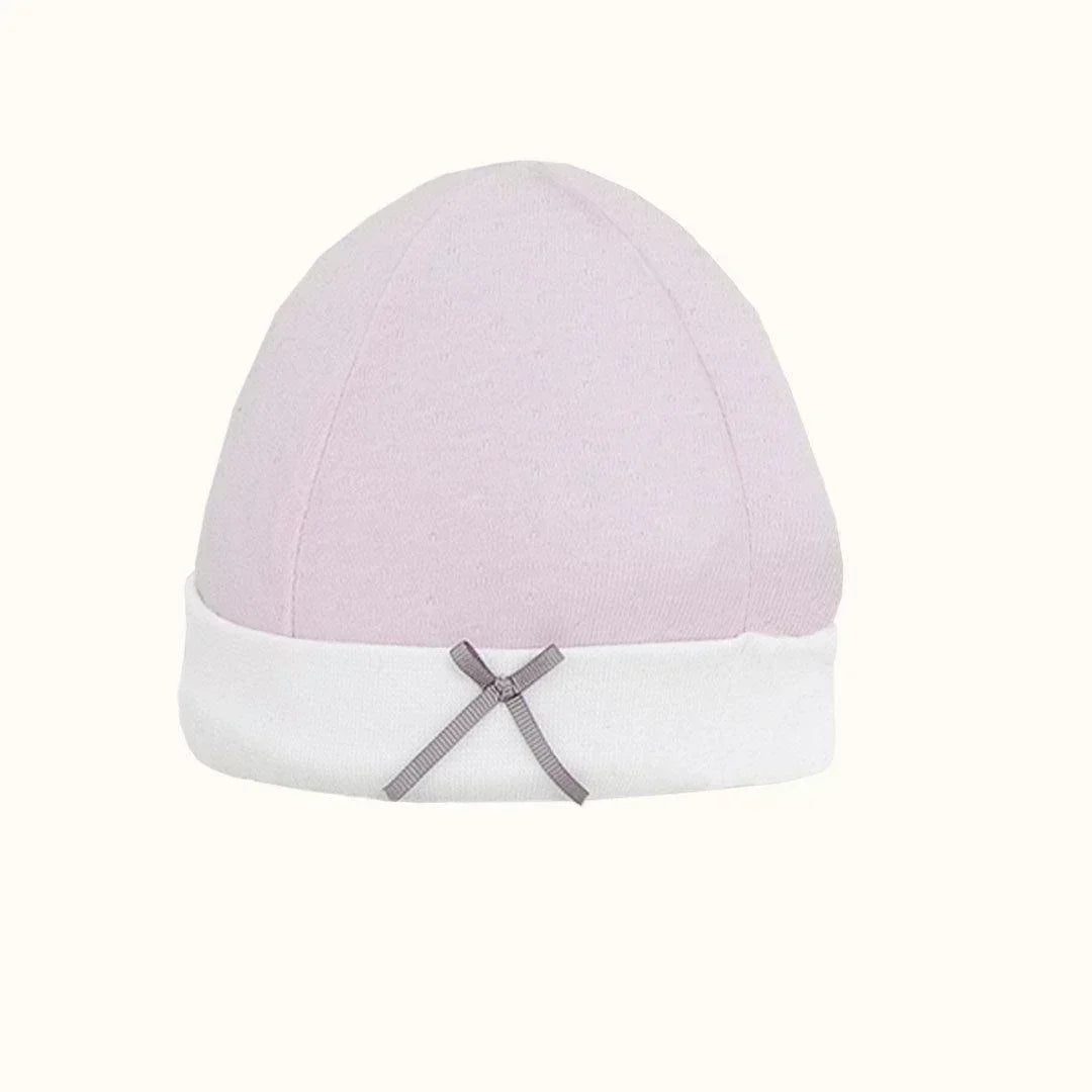 gorro de bebé rosa claro com dobra branca e lacinho cinza, roupa de recém-nascido