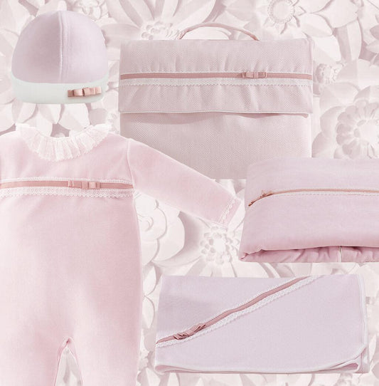 Conjunto primeira roupa de bebê rosa com laços e renda, ideal para recém-nascidos.