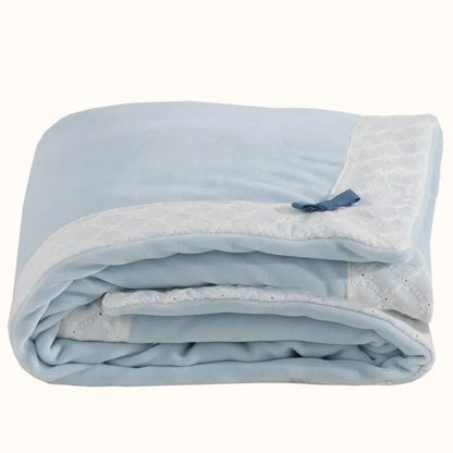 Manta de bebé azul clara com detalhe em renda branca e laço decorativo, enxoval recém-nascido.
