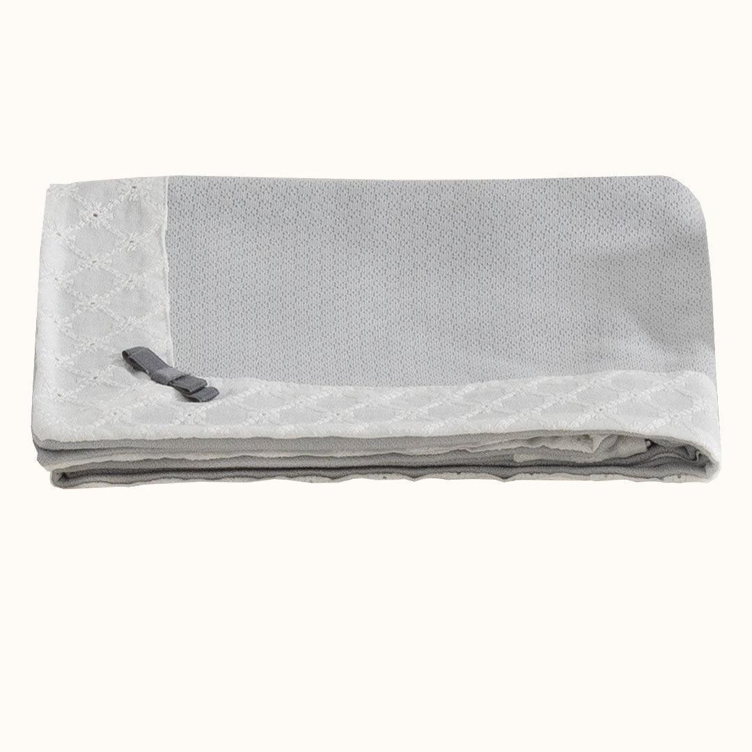Manta de bebé cinza com detalhe rendado branco e laço decorativo, ideal para recém-nascido