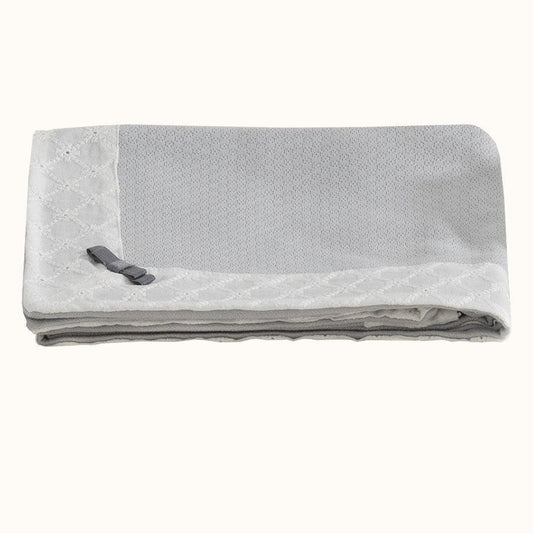 Manta de bebé cinza com detalhe rendado branco e laço decorativo, ideal para recém-nascido