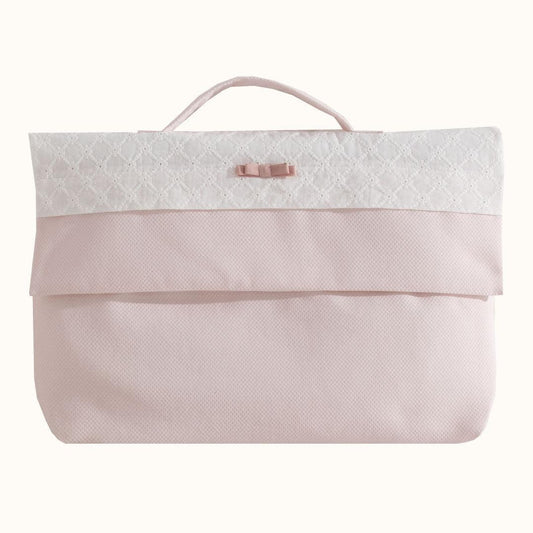 Bolsa de maternidade rosa claro com detalhe rendado branco e laço, ideal para enxoval de bebê.