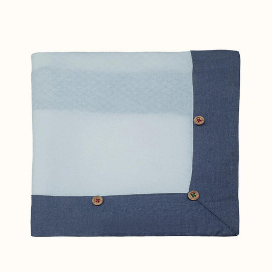 Manta de bebé azul clara com barra jeans azul escura e botões decorativos, enxoval recém-nascido