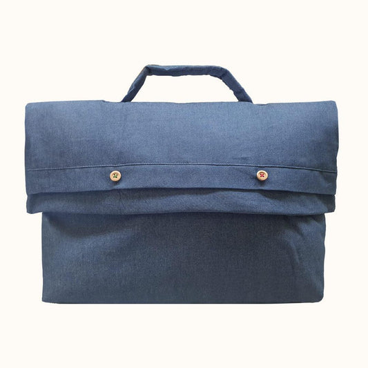 bolsa de tecido azul tipo denim com alça e botões, ideal para enxoval de bebé