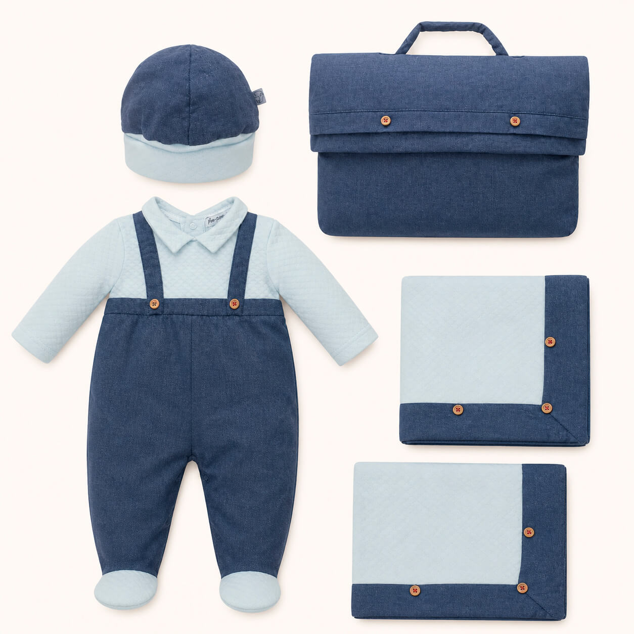 Conjunto primeira roupinha bebê denim escuro com macacão, touca, manta e bolsa.