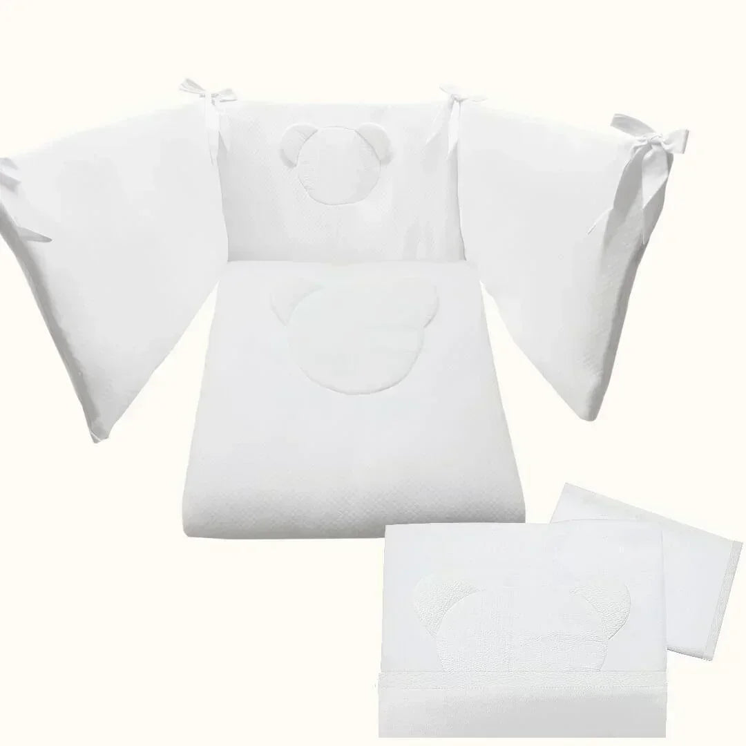 Conjunto de roupa de berço branco com detalhe de urso, enxoval para bebé.