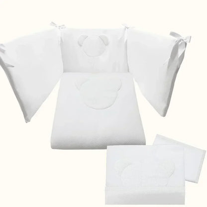 Conjunto de roupa de berço branco com detalhe de urso, enxoval para bebé.