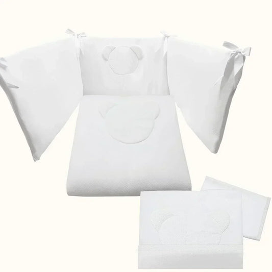 Conjunto de roupa de berço branco com detalhe de urso, enxoval para bebé.