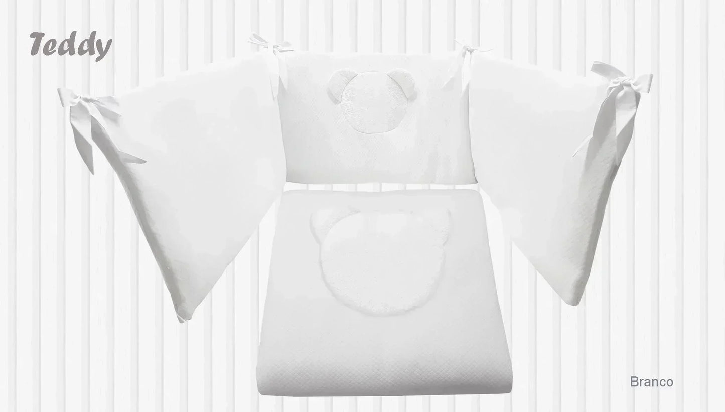 Conjunto de roupa de berço branco com detalhe de ursinho, enxoval de bebê delicado.
