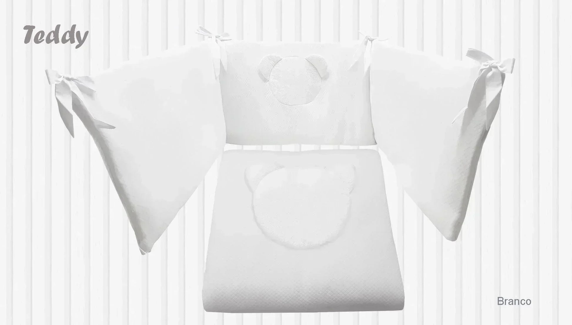 Conjunto de roupa de berço branco com detalhe de ursinho, enxoval de bebê delicado.