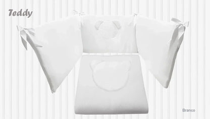 Conjunto de roupa de berço branco com detalhe de ursinho, enxoval de bebê delicado.