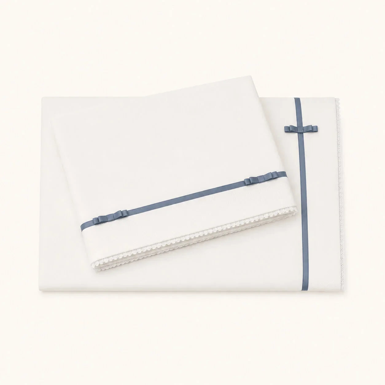 conjunto lençóis romantic bege com fita e laço azul, composto por lençol de cima, lençol capa e fronha. Popeline 100% algodão com tratamento anti-pilling.