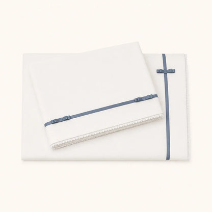 conjunto lençóis romantic bege com fita e laço azul, composto por lençol de cima, lençol capa e fronha. Popeline 100% algodão com tratamento anti-pilling.