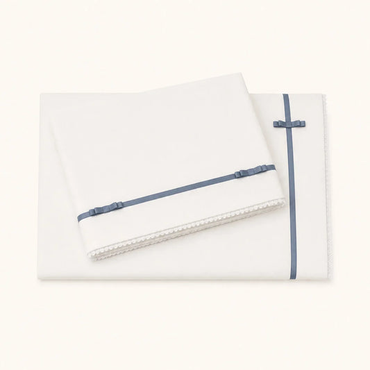 conjunto lençóis romantic bege com fita e laço azul, composto por lençol de cima, lençol capa e fronha. Popeline 100% algodão com tratamento anti-pilling.