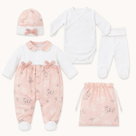 conjunto primeira roupa country rosa composto por babygrow, body cruzado, calça com pés, gorro e saquinho, pronto para levar para a maternidade