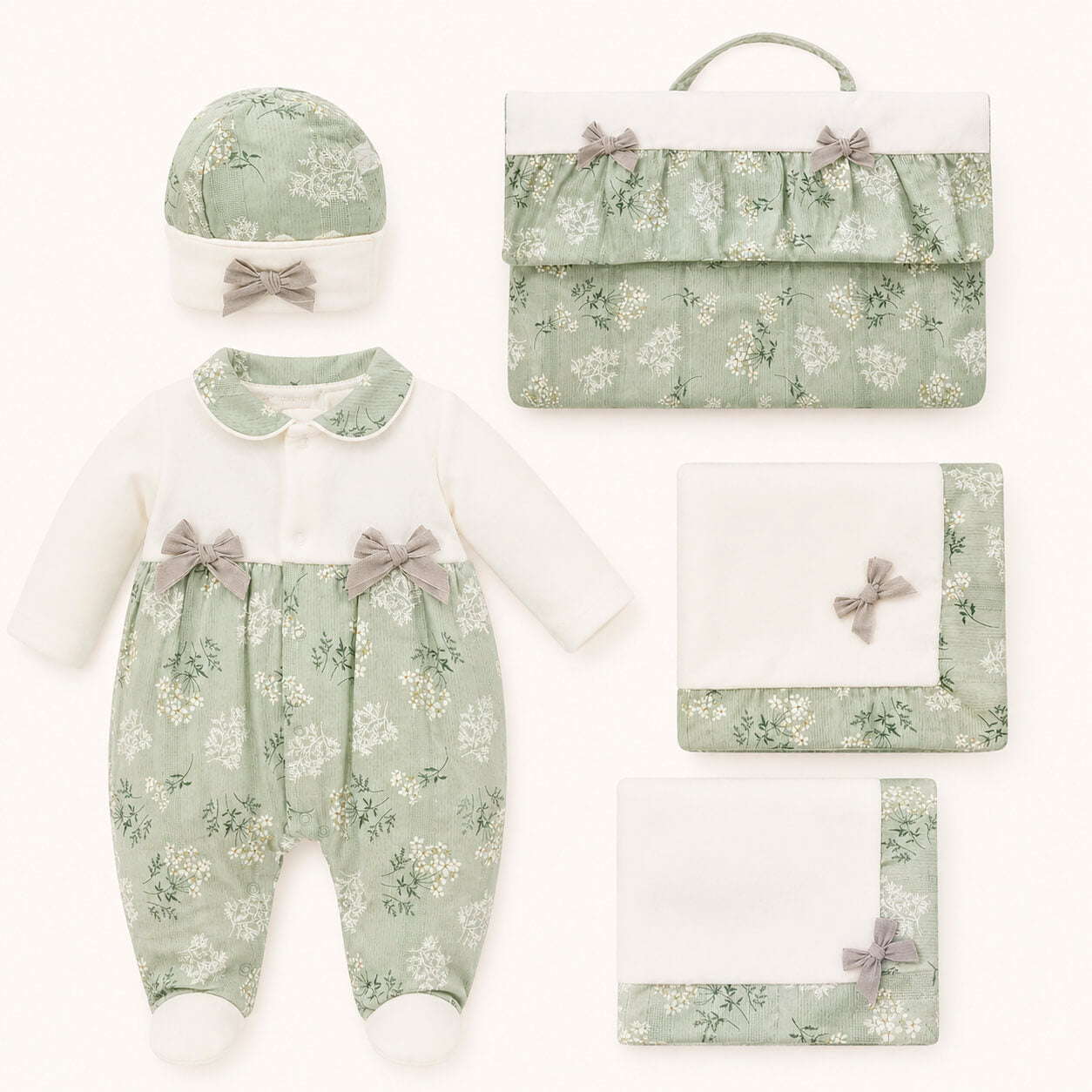 Conjunto primeira roupa de bebé verde com estampa floral, laços e acessórios coordenados.