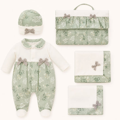 Conjunto primeira roupa de bebé verde com estampa floral, laços e acessórios coordenados.