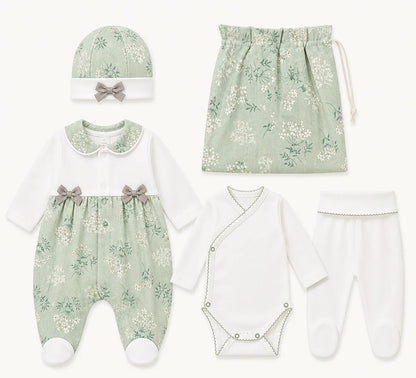 conjunto primeira roupa country verde composto por babygrow, body cruzado, calça com pés, gorro e saquinho, pronto para levar para a maternidade