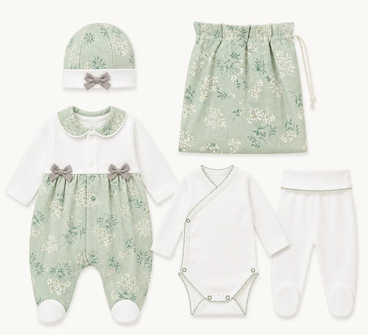 conjunto primeira roupa country verde composto por babygrow, body cruzado, calça com pés, gorro e saquinho, pronto para levar para a maternidade