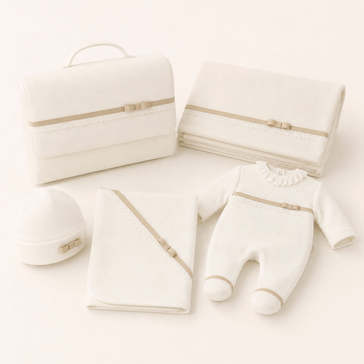 Enxoval bebê branco com macacão, manta, touca e bolsa, detalhes em renda e laço, ideal para recém-nascido