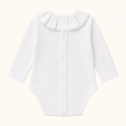 costas body de gola classic branco com gola em bordado inglês, manga comprida, tudo em algodão, a apertar de cima a baixo para facilitar a muda da roupa