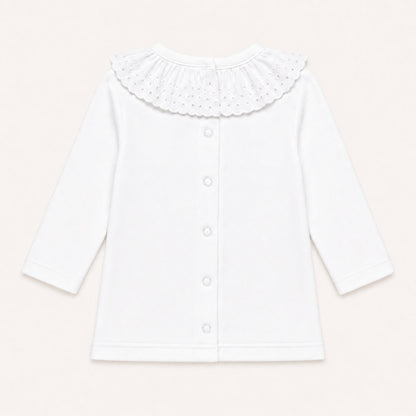 Costas de camisola de bebé branco com abertura de cima a baixo para facilitar a muda da roupa