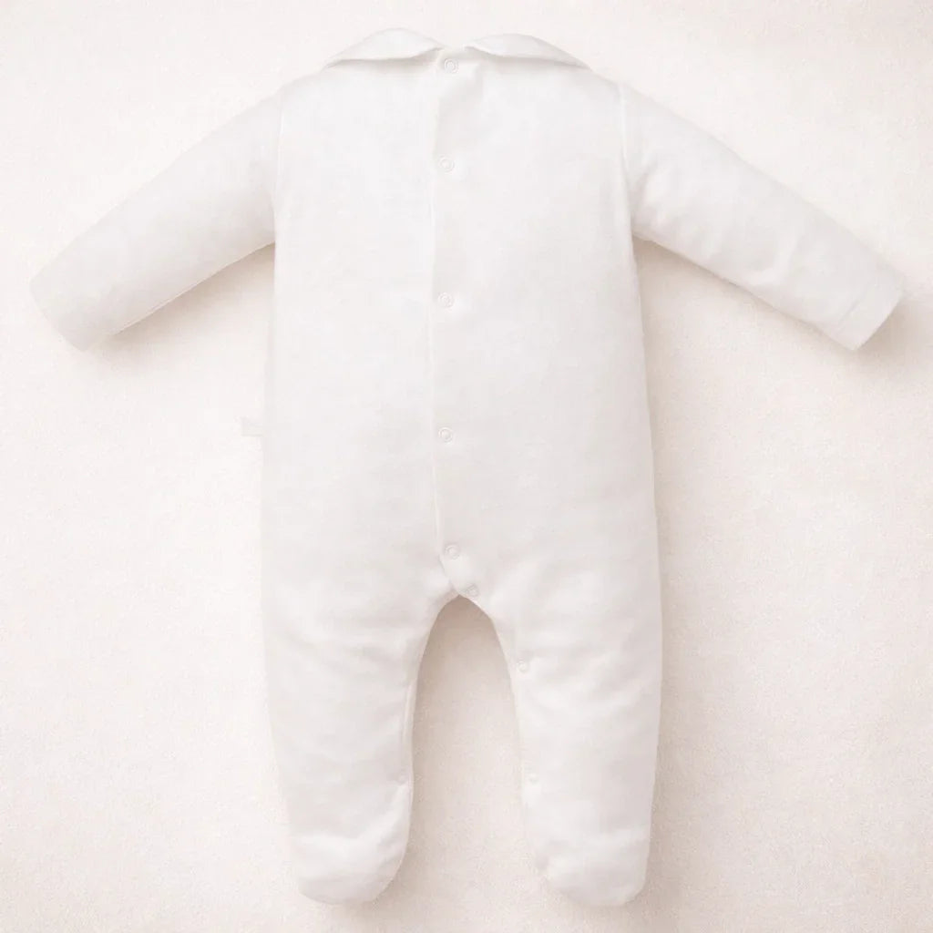 Babygrow bege de algodão para recém-nascido com abertura nas duas pernas para facilitar a muda de roupa