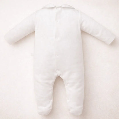 Babygrow bege de algodão para recém-nascido com abertura nas duas pernas para facilitar a muda de roupa