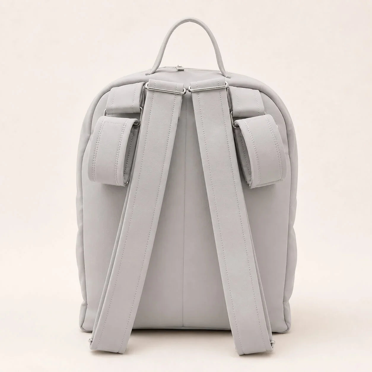 Mochila cinza suave para bebê com alças ajustáveis e design confortável