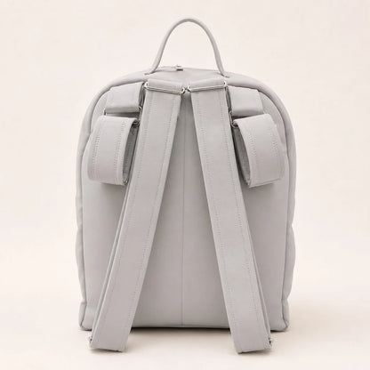 Mochila cinza suave para bebê com alças ajustáveis e design confortável