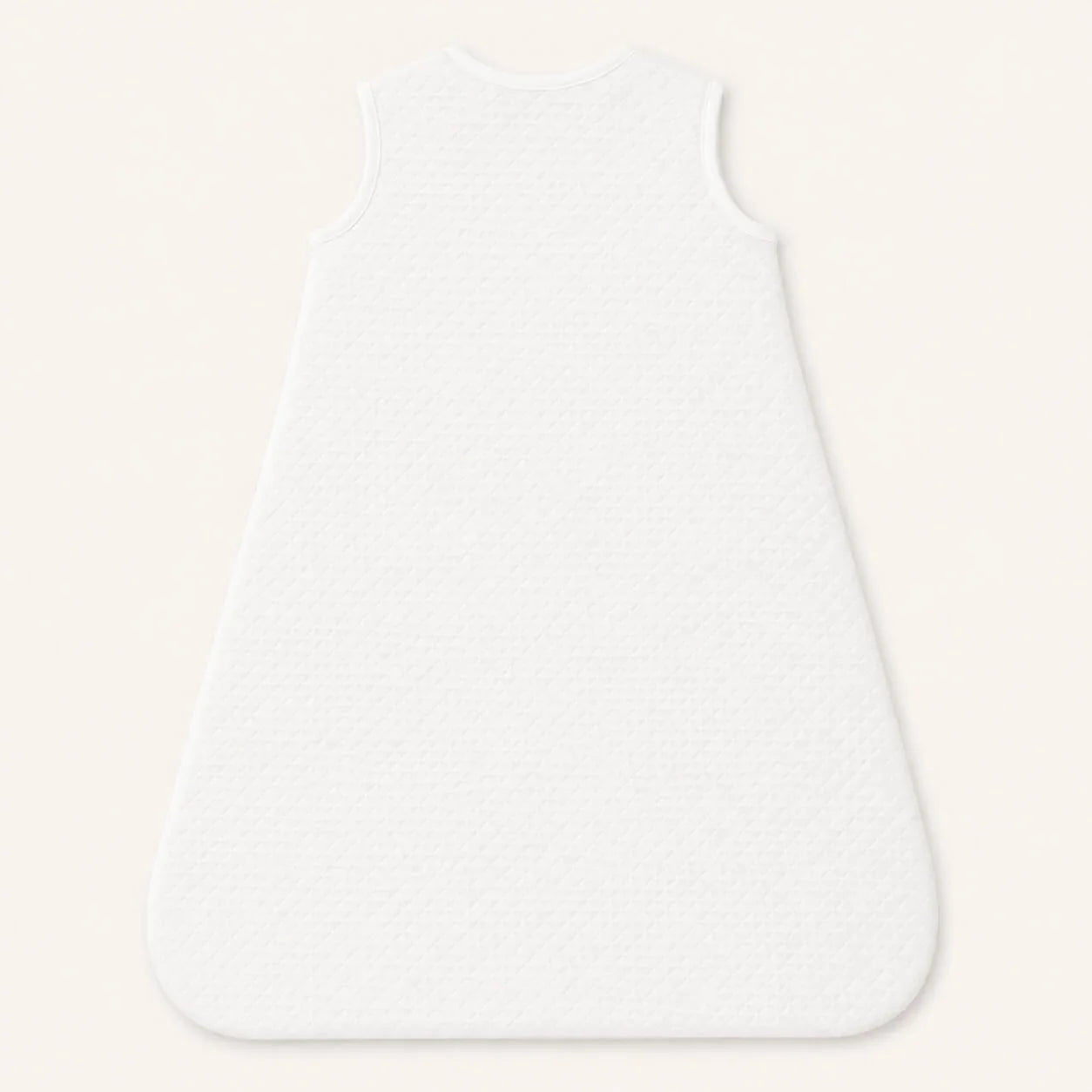 Saco de dormir branco para bebé com textura acolchoada, ideal para conforto e suavidade