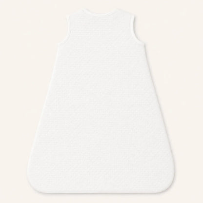 Saco de dormir branco para bebé com textura acolchoada, ideal para conforto e suavidade