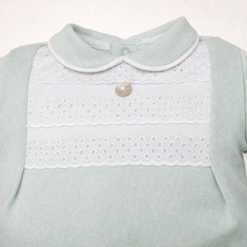 babygrow verde claro com gola redonda, renda branca e botão perolado, confortável e delicado para recém-nascido.