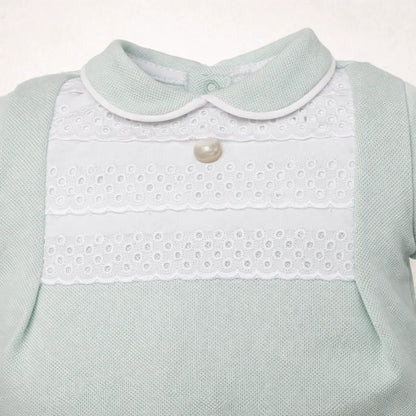 babygrow verde claro com gola redonda, renda branca e botão perolado, confortável e delicado para recém-nascido.