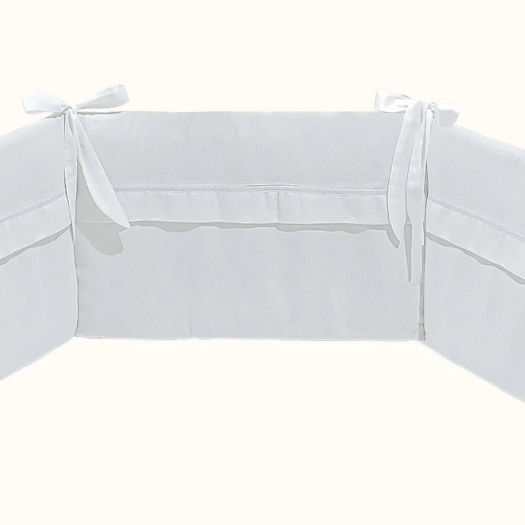 Resguardo de berço branco com laços decorativos, enxoval para bebé recém-nascido.
