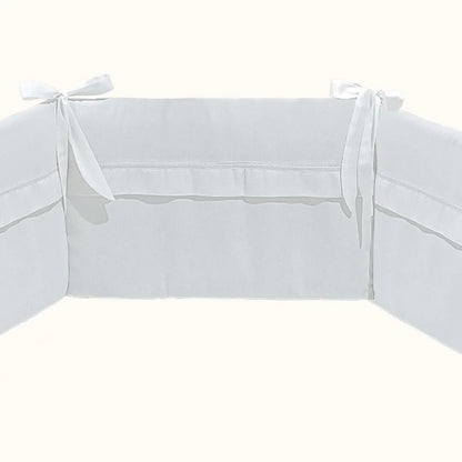 Resguardo de berço branco com laços decorativos, enxoval para bebé recém-nascido.