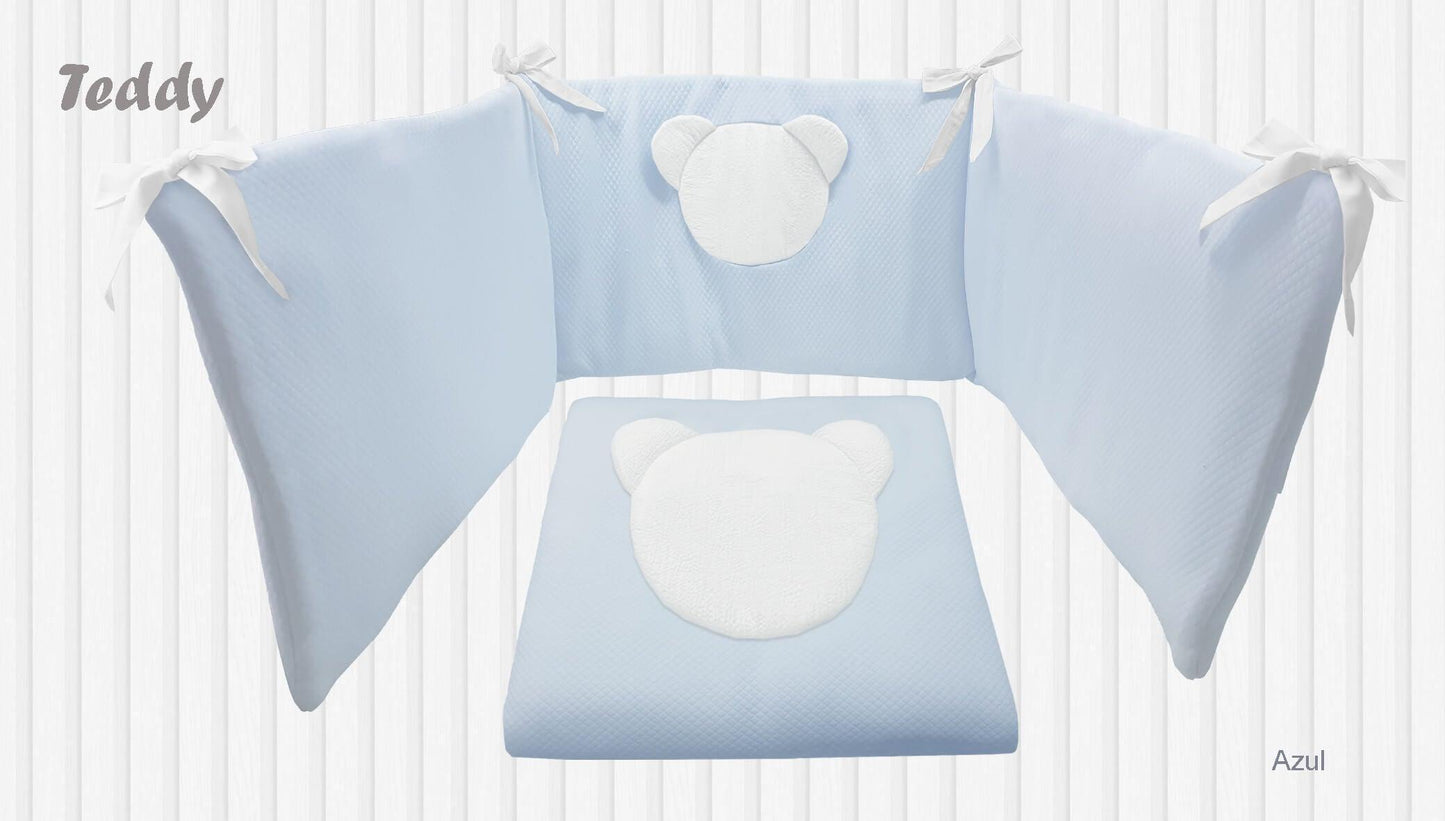 Conjunto de enxoval de berço azul com detalhe de ursinho, protetor e edredom para bebé